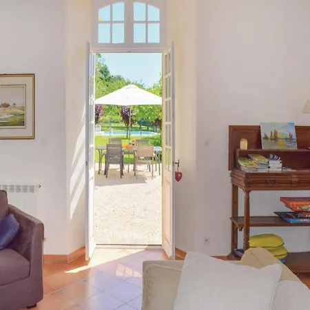Four Bedroom Holiday In Riviere Сasa de vacaciones Labatut-Riviere