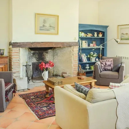 Сasa de vacaciones Four Bedroom Holiday In Riviere Labatut-Riviere
