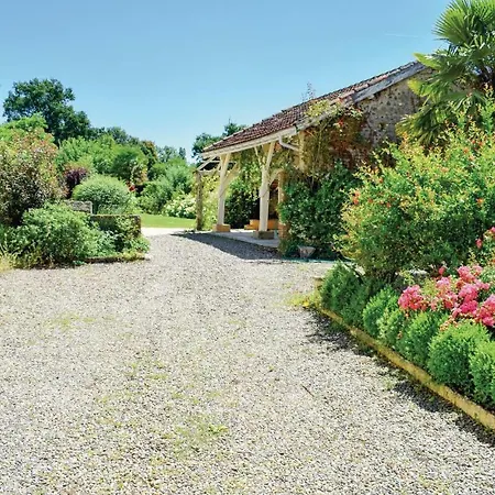 Four Bedroom Holiday In Riviere Сasa de vacaciones Labatut-Riviere